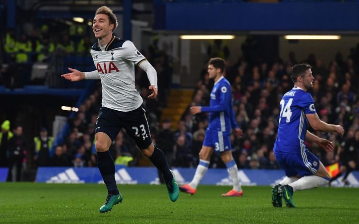Výstavný banán Eriksena do siete Chelsea. Kohúti čakali dlhých 28 rokov